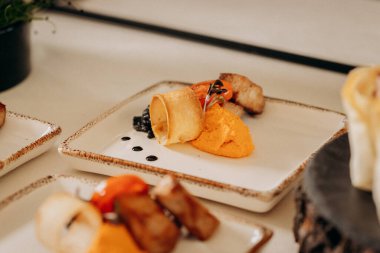 Restorandaki açık büfe şenlik masasında çeşitli atıştırmalıklar. Yemek tabağı.