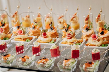 Restorandaki açık büfe şenlik masasında çeşitli atıştırmalıklar. Yemek tabağı.