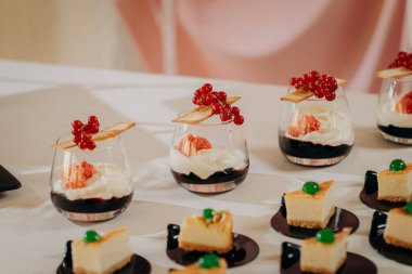 Tatlı çikolatalı tatlı ve şık limonata bankaları olan kekler ve festival masasında çay.