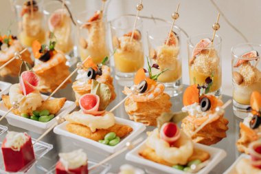 Restorandaki açık büfe şenlik masasında çeşitli atıştırmalıklar. Yemek tabağı.