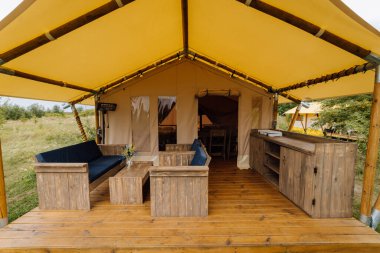 Açık glamping çadırının içi. Yaz tatili ve tatil için lüks kamp çadırı. Yaşam tarzı kavramı
