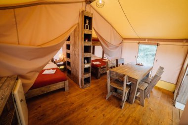 Açık glamping çadırının içi. Yaz tatili ve tatil için lüks kamp çadırı. Yaşam tarzı kavramı