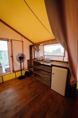 Açık glamping çadırının içi. Yaz tatili ve tatil için lüks kamp çadırı. Yaşam tarzı kavramı