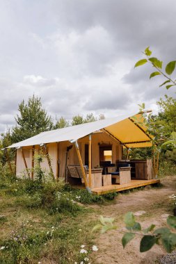 Işıl ışıl parıldayan rahat bir çadır. Yaz tatili ve tatil için lüks kamp çadırı. Yaşam tarzı konsepti. Yüksek kalite fotoğraf 