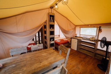 Açık glamping çadırının içi. Yaz tatili ve tatil için lüks kamp çadırı. Yaşam tarzı kavramı
