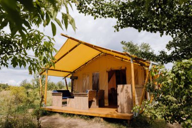 Işıl ışıl parıldayan rahat bir çadır. Yaz tatili ve tatil için lüks kamp çadırı. Yaşam tarzı konsepti. Yüksek kalite fotoğraf 