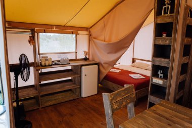 Açık glamping çadırının içi. Yaz tatili ve tatil için lüks kamp çadırı. Yaşam tarzı kavramı