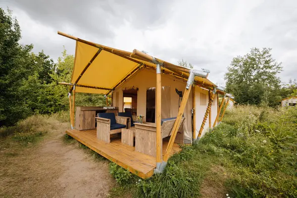 Işıl ışıl parıldayan rahat bir çadır. Yaz tatili ve tatil için lüks kamp çadırı. Yaşam tarzı konsepti. Yüksek kalite fotoğraf 