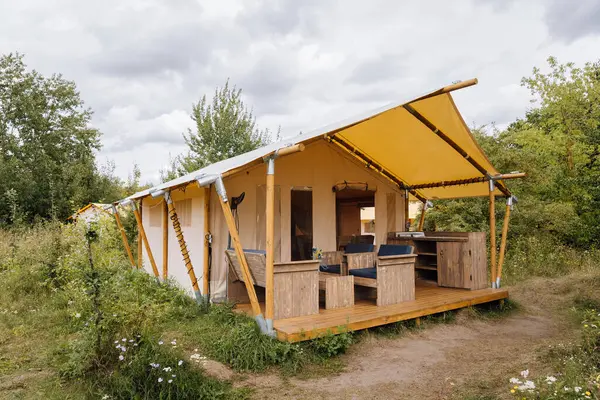 Işıl ışıl parıldayan rahat bir çadır. Yaz tatili ve tatil için lüks kamp çadırı. Yaşam tarzı konsepti. Yüksek kalite fotoğraf 