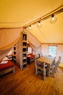 Açık glamping çadırının içi. Yaz tatili ve tatil için lüks kamp çadırı. Yaşam tarzı kavramı