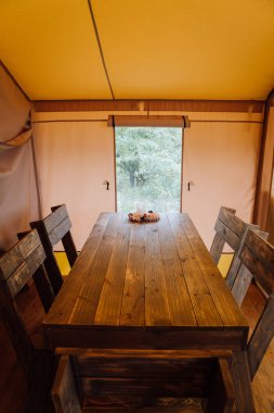 Açık glamping çadırının içi. Yaz tatili ve tatil için lüks kamp çadırı. Yaşam tarzı kavramı