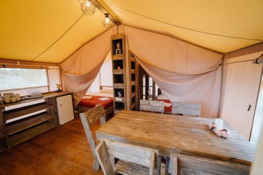 Açık glamping çadırının içi. Yaz tatili ve tatil için lüks kamp çadırı. Yaşam tarzı kavramı