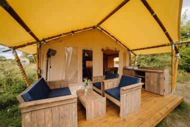 Açık glamping çadırının içi. Yaz tatili ve tatil için lüks kamp çadırı. Yaşam tarzı kavramı