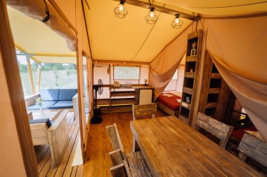 Açık glamping çadırının içi. Yaz tatili ve tatil için lüks kamp çadırı. Yaşam tarzı kavramı