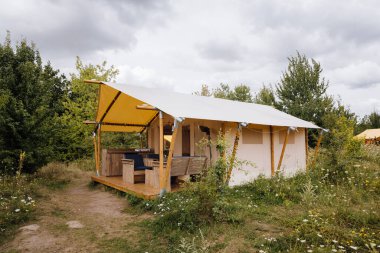 Işıl ışıl parıldayan rahat bir çadır. Yaz tatili ve tatil için lüks kamp çadırı. Yaşam tarzı konsepti. Yüksek kalite fotoğraf 