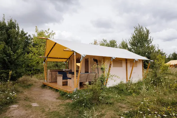Işıl ışıl parıldayan rahat bir çadır. Yaz tatili ve tatil için lüks kamp çadırı. Yaşam tarzı konsepti. Yüksek kalite fotoğraf 
