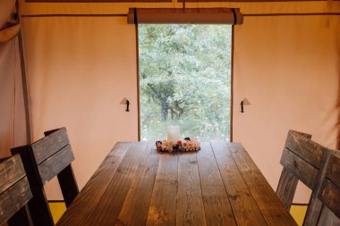 Açık glamping çadırının içi. Yaz tatili ve tatil için lüks kamp çadırı. Yaşam tarzı kavramı