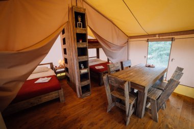 Açık glamping çadırının içi. Yaz tatili ve tatil için lüks kamp çadırı. Yaşam tarzı kavramı