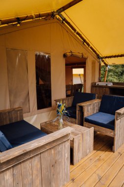 Açık glamping çadırının içi. Yaz tatili ve tatil için lüks kamp çadırı. Yaşam tarzı kavramı