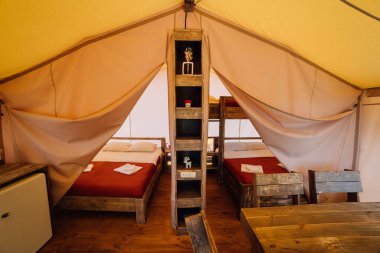 Açık glamping çadırının içi. Yaz tatili ve tatil için lüks kamp çadırı. Yaşam tarzı kavramı