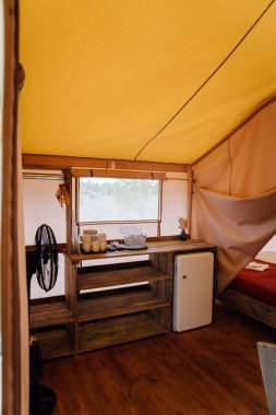 Açık glamping çadırının içi. Yaz tatili ve tatil için lüks kamp çadırı. Yaşam tarzı kavramı