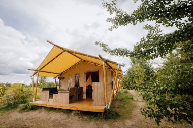 Işıl ışıl parıldayan rahat bir çadır. Yaz tatili ve tatil için lüks kamp çadırı. Yaşam tarzı konsepti. Yüksek kalite fotoğraf 