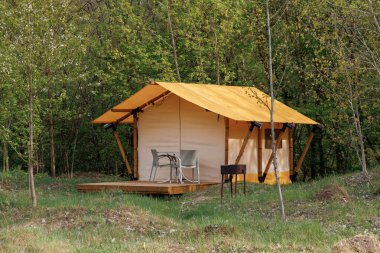 Yaz kampında içinde ışık olan rahat glamping çadırları. Yaz tatili ve tatil için kamp çadırı