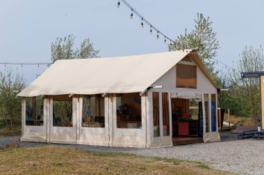 Yaz kampında hijyenik modül ve resepsiyon. Yaz tatili ve tatil için kamp çadırı. Yüksek kalite fotoğraf