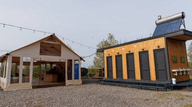 Yaz kampında hijyenik modül ve resepsiyon. Yaz tatili ve tatil için kamp çadırı. Yüksek kalite fotoğraf