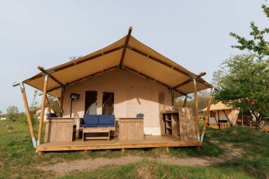 Yaz kampında içinde ışık olan rahat glamping çadırları. Yaz tatili ve tatil için kamp çadırı
