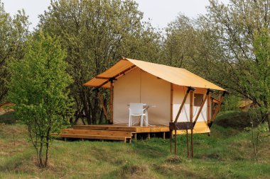 Yaz kampında içinde ışık olan rahat glamping çadırları. Yaz tatili ve tatil için kamp çadırı
