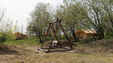 Yaz kampında içinde ışık olan rahat glamping çadırları. Yaz tatili ve tatil için kamp çadırı