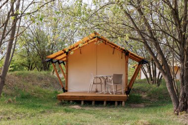 Yaz kampında içinde ışık olan rahat glamping çadırları. Yaz tatili ve tatil için kamp çadırı