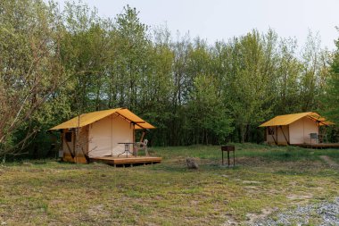 Yaz kampında içinde ışık olan rahat glamping çadırları. Yaz tatili ve tatil için kamp çadırı