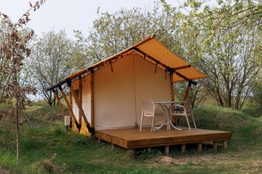 Yaz kampında içinde ışık olan rahat glamping çadırları. Yaz tatili ve tatil için kamp çadırı