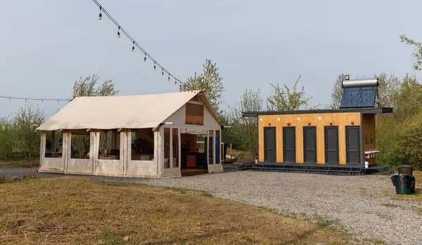 Yaz kampında hijyenik modül ve resepsiyon. Yaz tatili ve tatil için kamp çadırı. Yüksek kalite fotoğraf