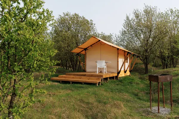 Yaz kampında içinde ışık olan rahat glamping çadırları. Yaz tatili ve tatil için kamp çadırı