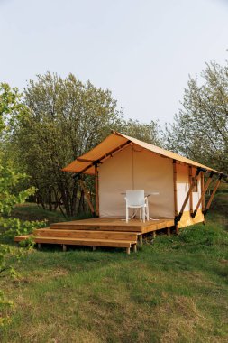 Yaz kampında içinde ışık olan rahat glamping çadırları. Yaz tatili ve tatil için kamp çadırı