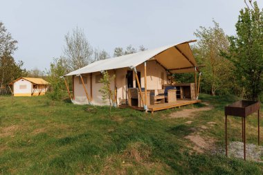 Yaz kampında içinde ışık olan rahat glamping çadırları. Yaz tatili ve tatil için kamp çadırı