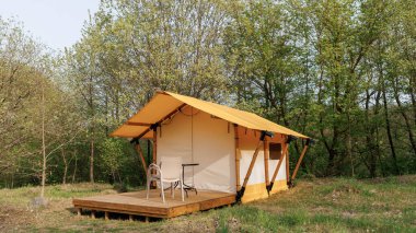 Yaz kampında içinde ışık olan rahat glamping çadırları. Yaz tatili ve tatil için kamp çadırı