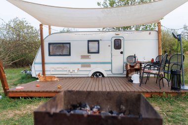 Kırsal Glamping Sitesi 'nde tahta güverteli karavan ya da karavan. Açık Hava Kampı, Doğa İnzivası ve Çevre dostu Seyahat