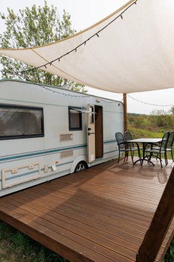 Kırsal Glamping Sitesi 'nde tahta güverteli karavan ya da karavan. Açık Hava Kampı, Doğa İnzivası ve Çevre dostu Seyahat