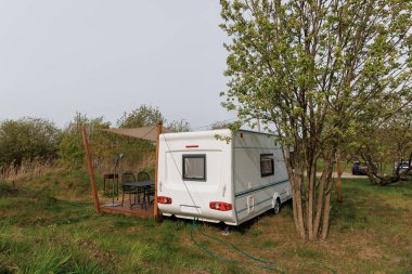 Kırsal Glamping Sitesi 'nde tahta güverteli karavan ya da karavan. Açık Hava Kampı, Doğa İnzivası ve Çevre dostu Seyahat