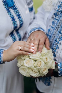 Geleneksel Ukrayna düğünü, aşk ve kültür mirasını sembolize eden bir buketin üzerinde. Yüksek kalite fotoğraf