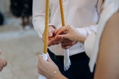 Romantik bir tören sırasında gelin ve damadın alyanslarını değiş tokuş ettiği güzel bir yakın çekim. Yüksek kalite fotoğraf