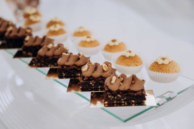 Lokantada lezzetli tatlı kekler ve tatlı seti. Sahne kutlama ve şenliktir. Yüksek kalite fotoğraf