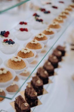 Lokantada lezzetli tatlı kekler ve tatlı seti. Sahne kutlama ve şenliktir. Yüksek kalite fotoğraf