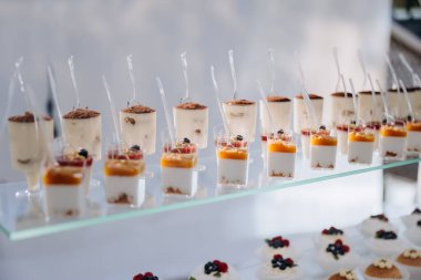 Lokantada lezzetli tatlı kekler ve tatlı seti. Sahne kutlama ve şenliktir. Yüksek kalite fotoğraf