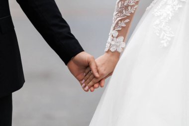 Nikah yüzükleriyle gelin ve damat, düğün törenlerinde el ele tutuşup birbirlerine dokunuyorlar. Yüksek kalite fotoğraf