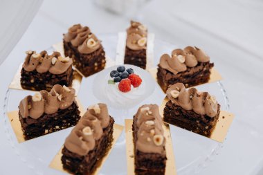 Lokantada lezzetli tatlı kekler ve tatlı seti. Sahne kutlama ve şenliktir. Yüksek kalite fotoğraf